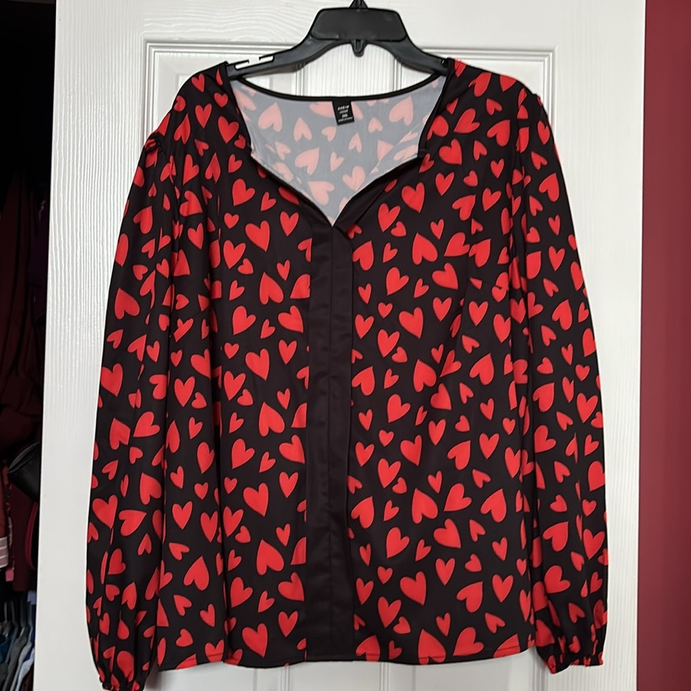 NWOT SHEIN Curve 2XL red hearts on black background Top